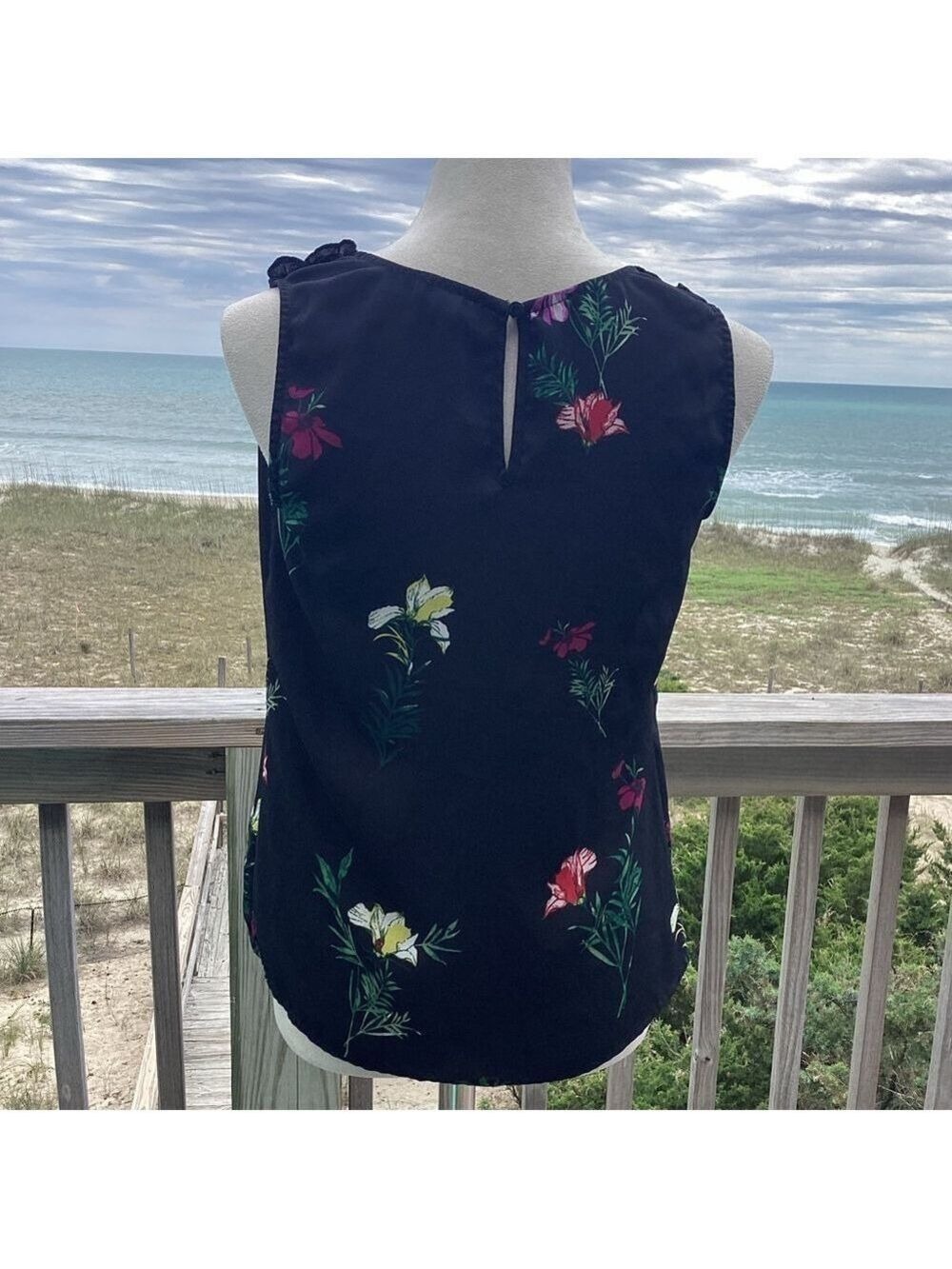 Floral V-Neck Tank by Vince Camuto - Picture 3 of 10